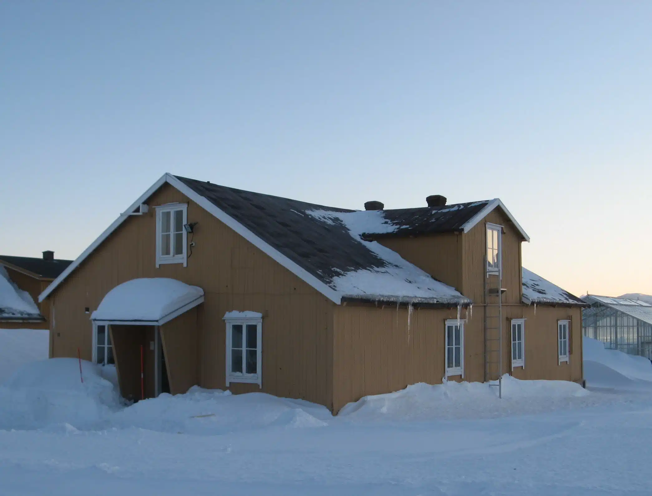 Himadri station in Ny-Ålesund surrounded by snow